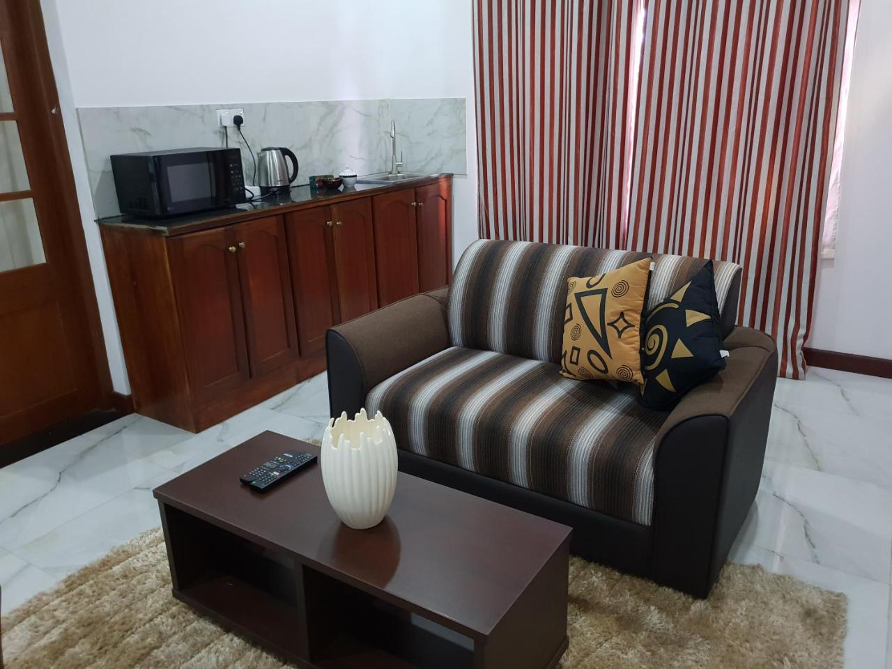 Ice Berg Apartment Dehiwala-Mount Lavinia ภายนอก รูปภาพ